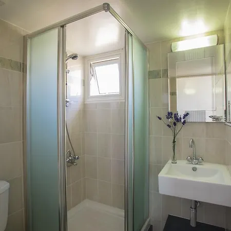 Larnaca Sunshore Beachfront * 보로클리니