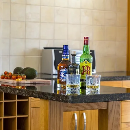 Larnaca Sunshore Beachfront * 보로클리니