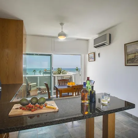 아파트 Larnaca Sunshore Beachfront