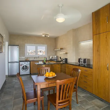 Larnaca Sunshore Beachfront 아파트 보로클리니