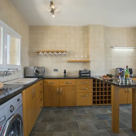 Larnaca Sunshore Beachfront Apartament